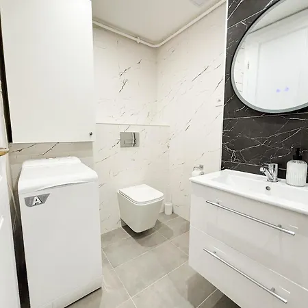 Attic Apartment, Center Of With Private Parking 아파트