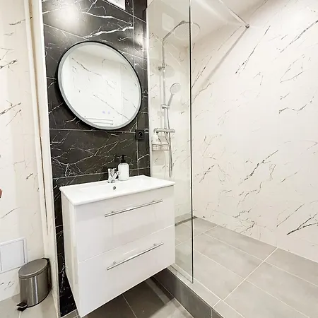 Attic Apartment, Center Of With Private Parking 아파트