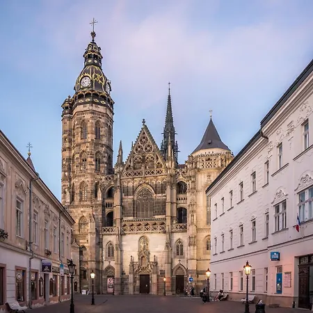 Attic Apartment, Center Of With Private Parking *