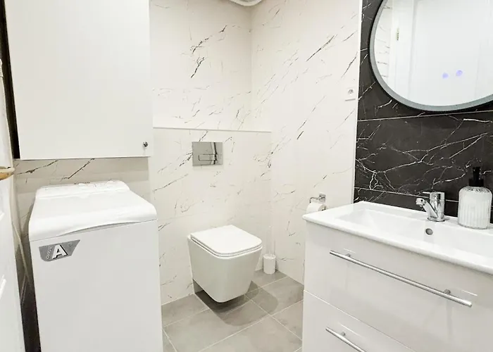 Attic Apartment, Center Of With Private Parking 아파트