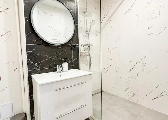 Attic Apartment, Center Of With Private Parking 아파트