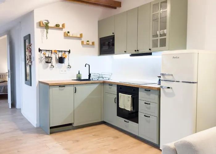 Attic Apartment, Center Of With Private Parking 아파트 *